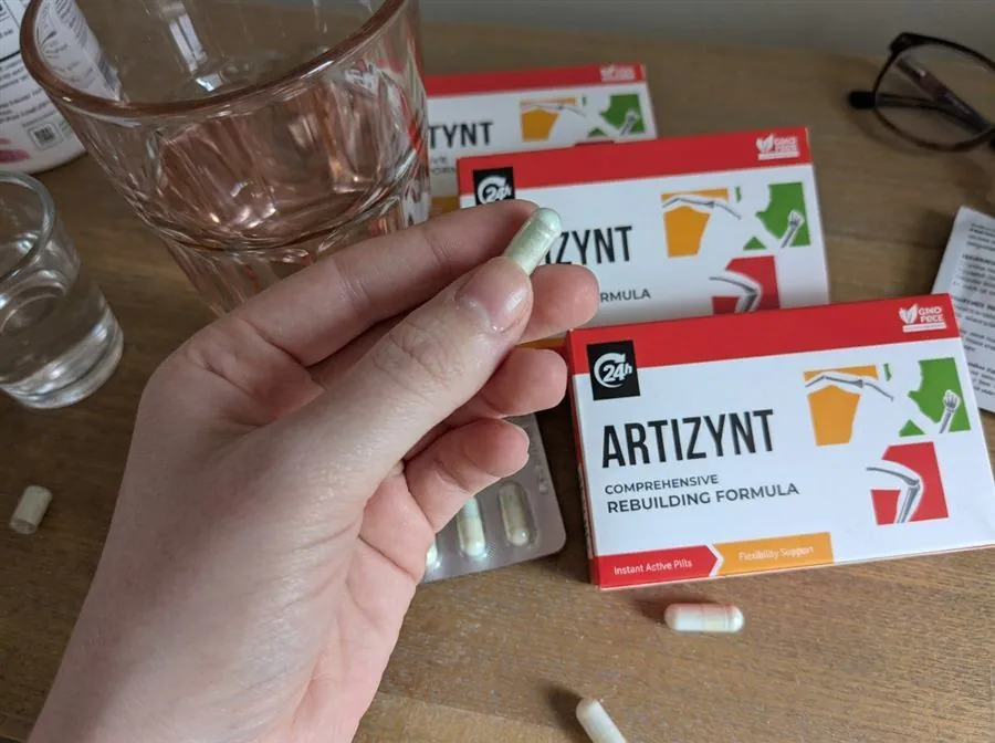 Anwender nimmt eine ArtiZynt Kapsel mit einem Glas Wasser ein